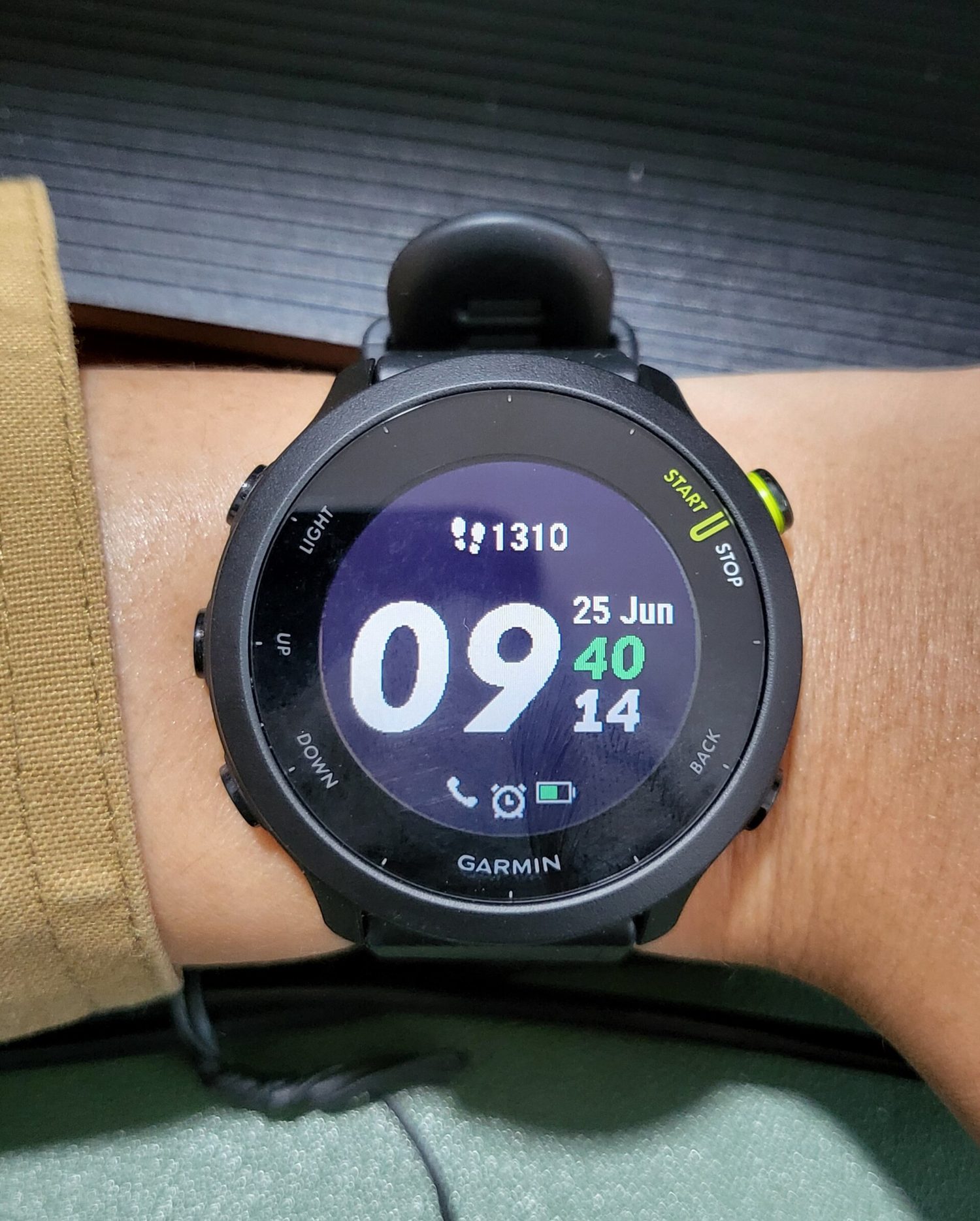 Monitor de frequência cardíaca usado no pulso de um corredor