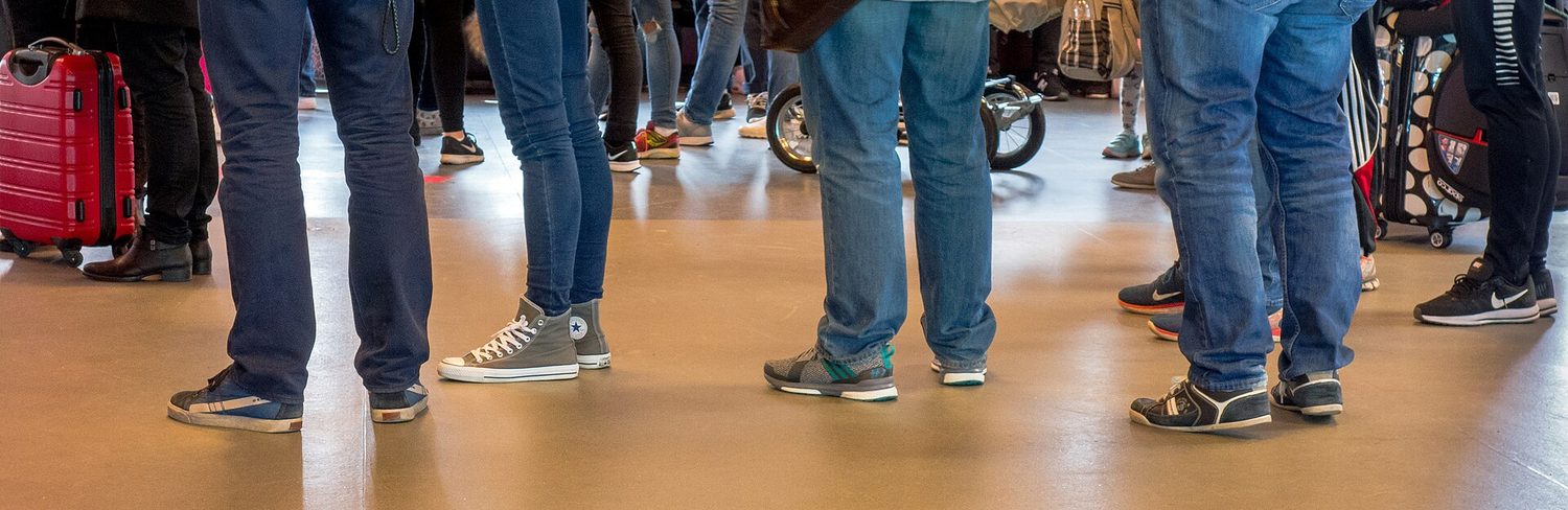 People arriving at random in a queue follow a Poisson distribution