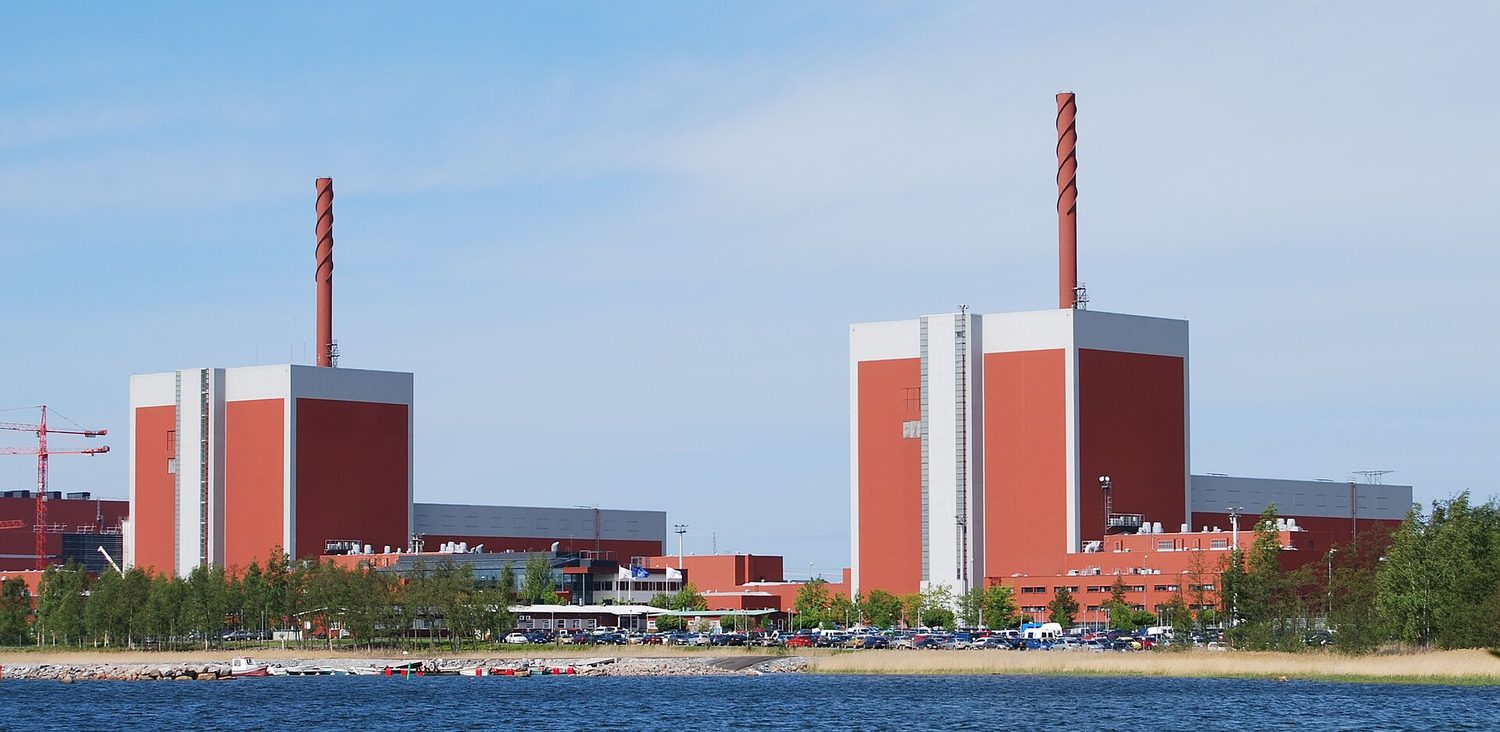 一座海边的核电站:两座大型长方形反应堆建筑,用海水冷却