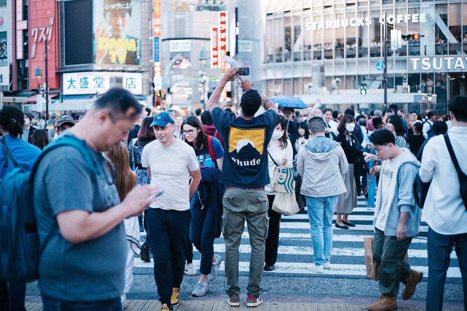 成百上千的人同时穿过一个宽阔的十字路口,填满了它的每一处