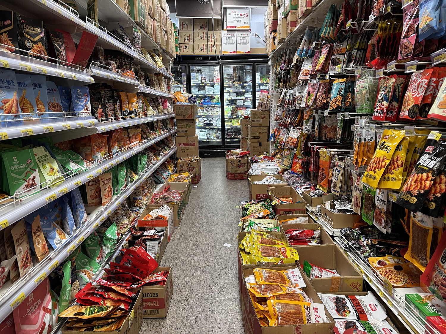 A supermarket aisle: a fixed basket of goods measures inflation via a price index