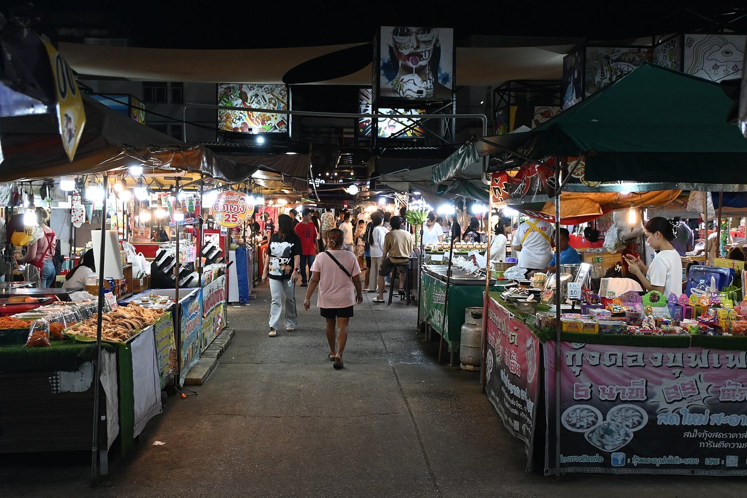Shoppers in a market: demand shows how quantity demanded responds to price