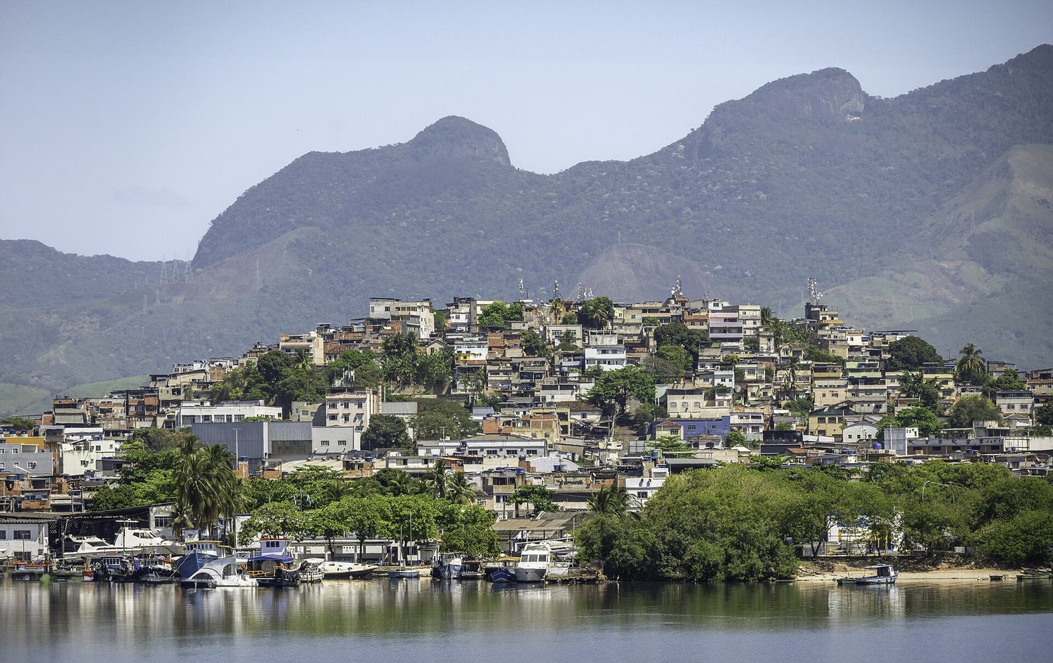 Wealth and poverty side by side: markets alone may leave large income inequality unaddressed