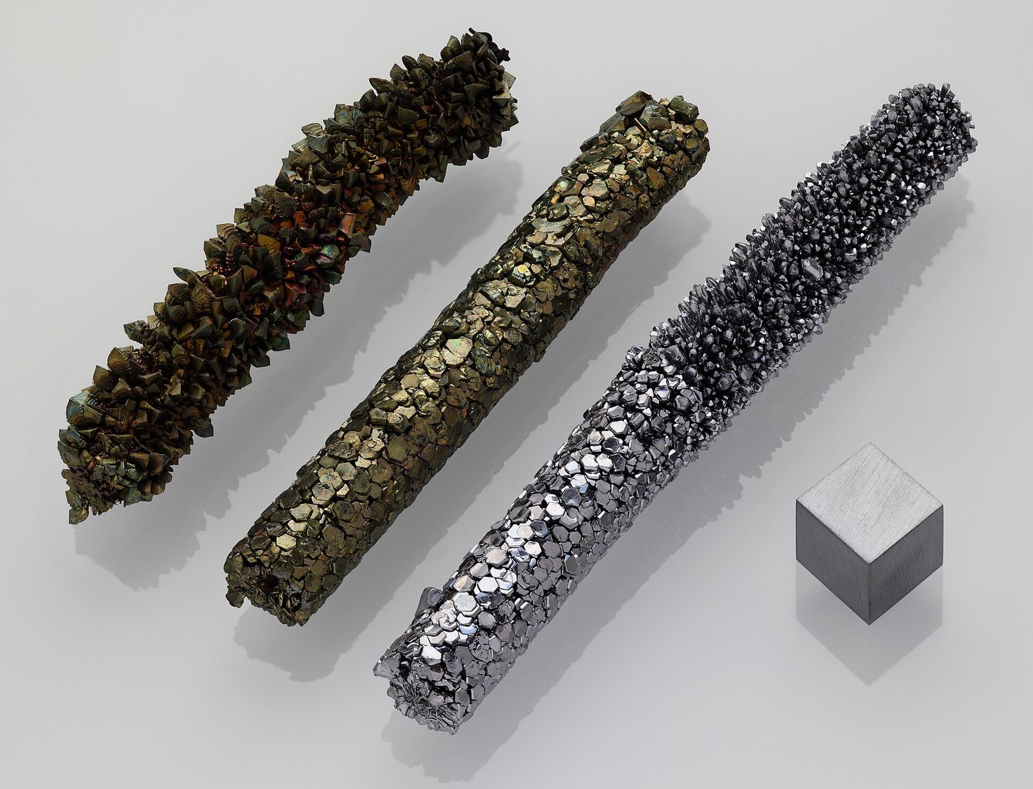 A pure vanadium crystal bar and cube