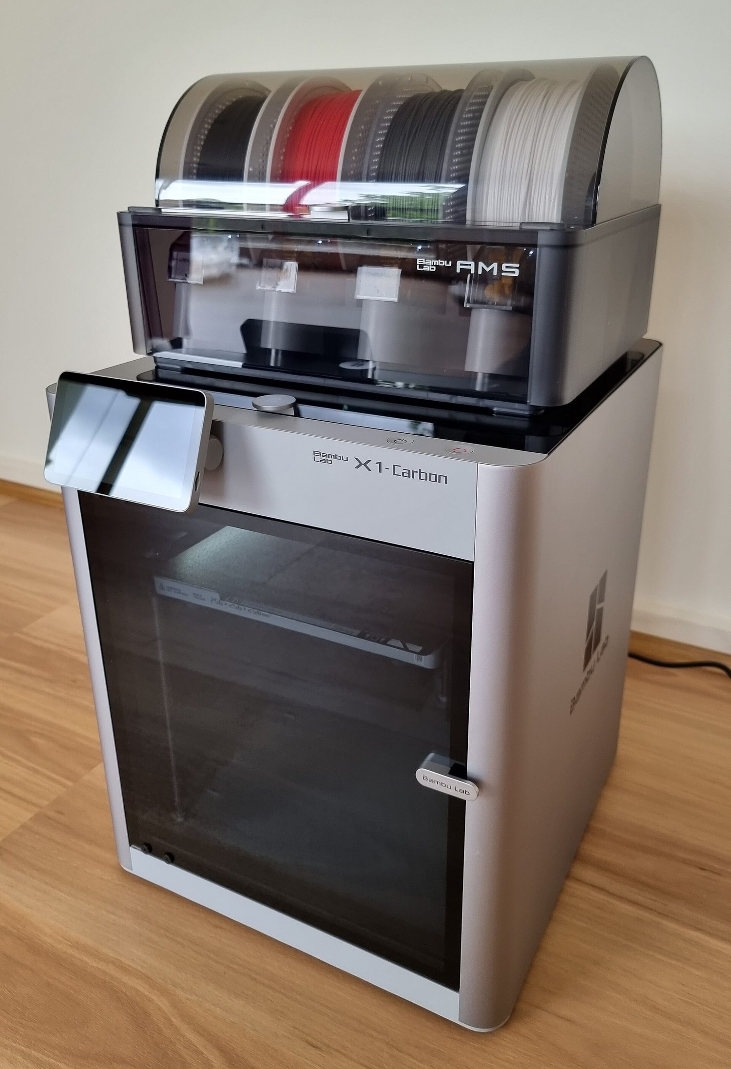 一个 3D 打印机:一个黑色金属框架,握着一个扁平的打印床和一个移动的打印头